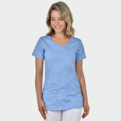Bluză medicală damă INES bleu b-well, cu croială cambrată, mâneci scurte, decolteu rotund și două buzunare frontale