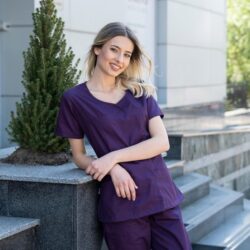 Bluză medicală damă INES mov b-well, cu croială cambrată, mâneci scurte, decolteu rotund și două buzunare frontale