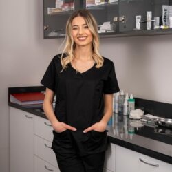 Bluză medicală damă INES neagră b-well, cu croială cambrată, mâneci scurte, decolteu rotund și două buzunare frontale