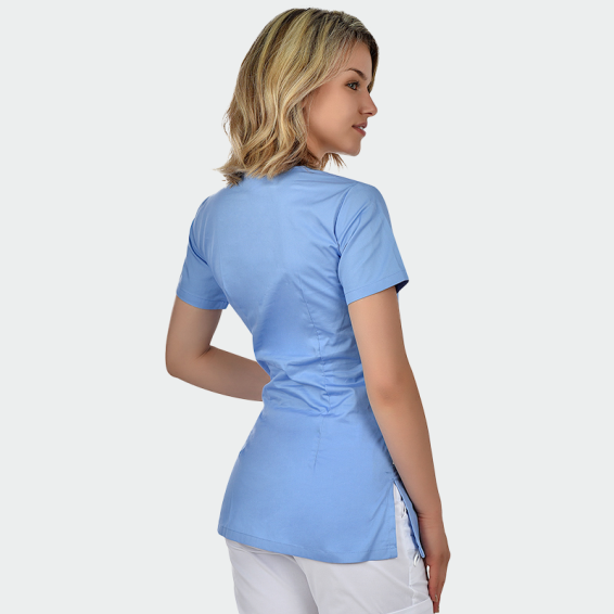 Bluză medicală damă INES bleu b-well, cu croială cambrată, mâneci scurte, decolteu rotund și două buzunare frontale