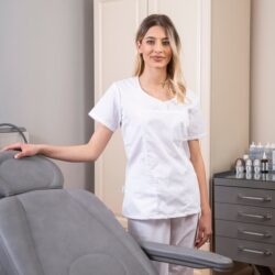 Bluză medicală damă INES b-well, cu mâneci scurte, decolteu rotund și două buzunare frontale