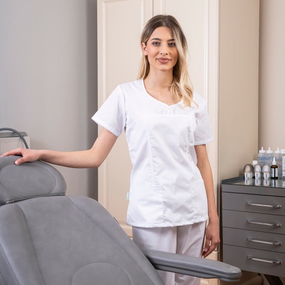 Bluză medicală damă INES b-well, cu mâneci scurte, decolteu rotund și două buzunare frontale
